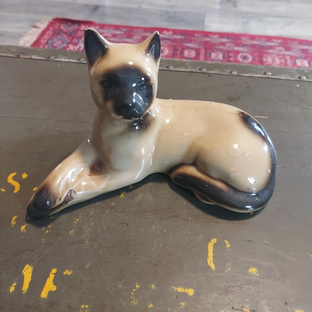 Vintage Ceramic Siamese Cat Figurine Reclining Mid Century Modern Brown Cream 7"